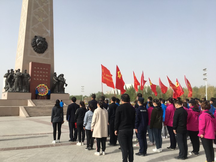 缅怀先辈魂  不忘英雄史 