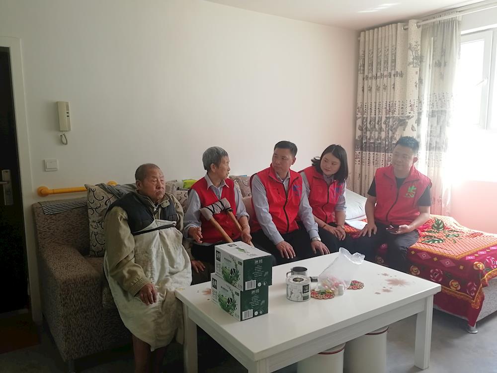 新时代文明实践 | 春晖社区下沉党员干部开展节前走访慰问活动
