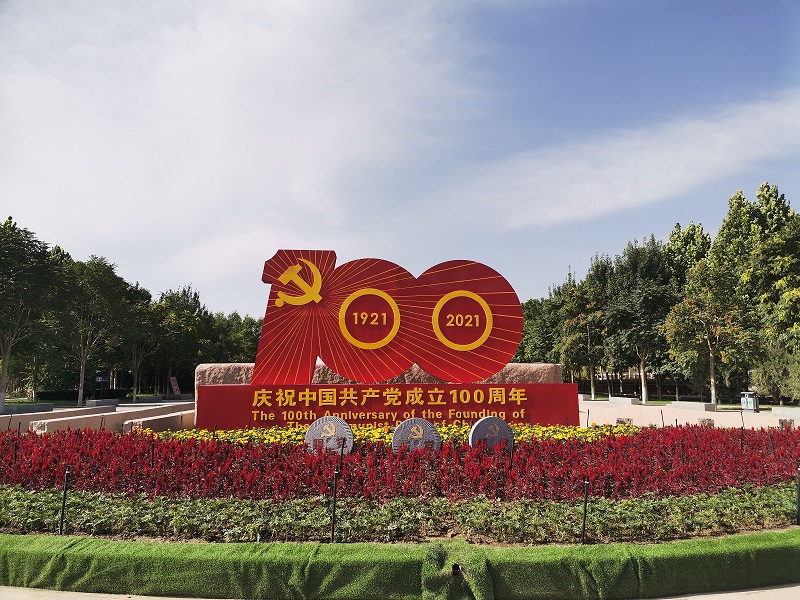 我党迎华诞 街头添新景
