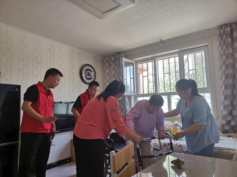 新时代文明实践 | 助力老人“走”出家门 志愿服务暖情暖心 