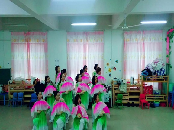 【喜迎新春】十三团天使幼儿园加紧排练节目备战迎新春文艺汇演