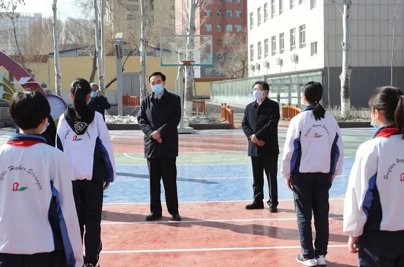 陈全国在乌鲁木齐市调研检查学校开学复课和校园疫情防控工作