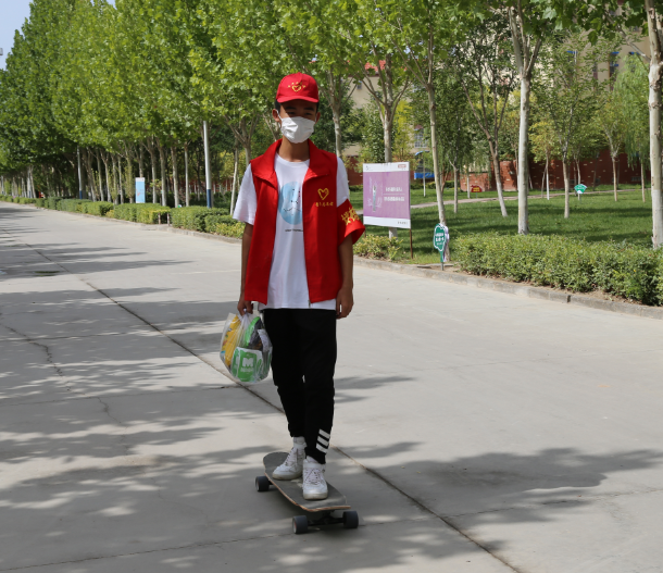 向他致敬！这个考上北大的小伙还坚守在抗疫一线