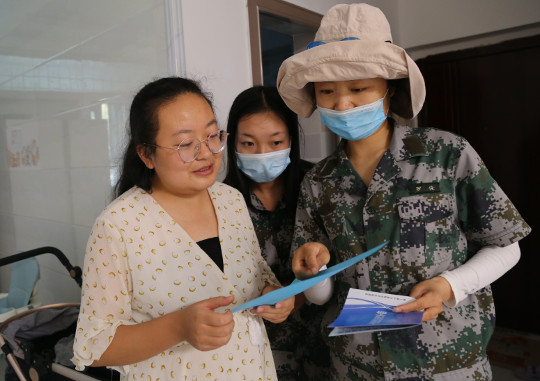 八团入户宣传城乡居民医疗保险费集中征收政策