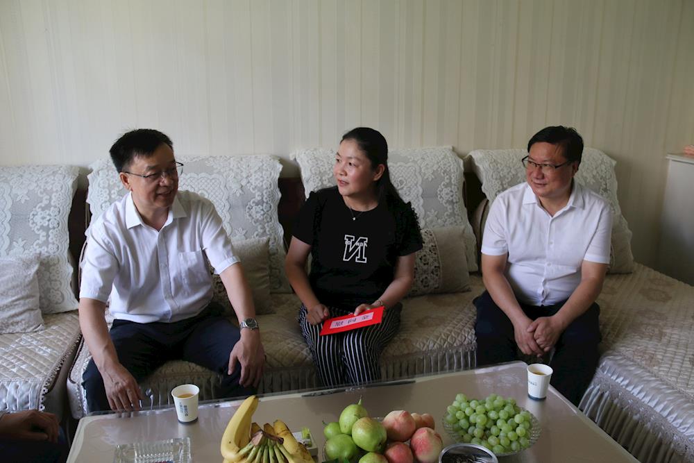 师市党委副书记、副政委梁邦国教师节前看望慰问八团优秀教师代表