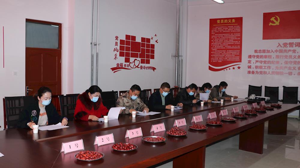 八团举办“红枣品质提升·劳动竞赛”品鉴会