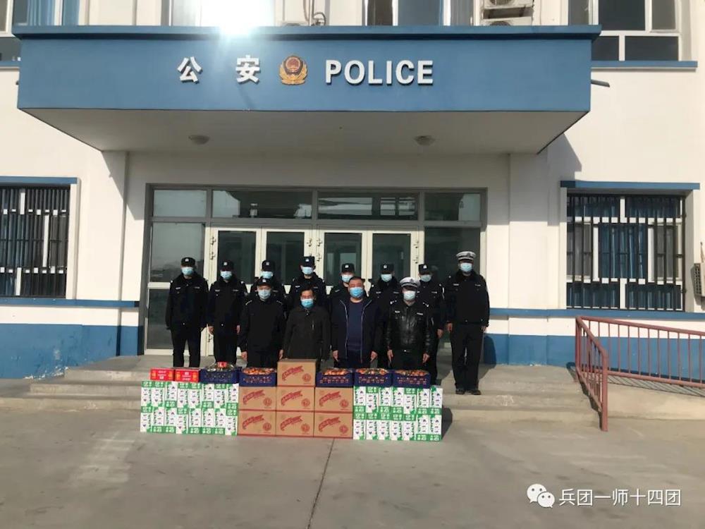十四团党委慰问辖区派出所及公安检查站民辅警