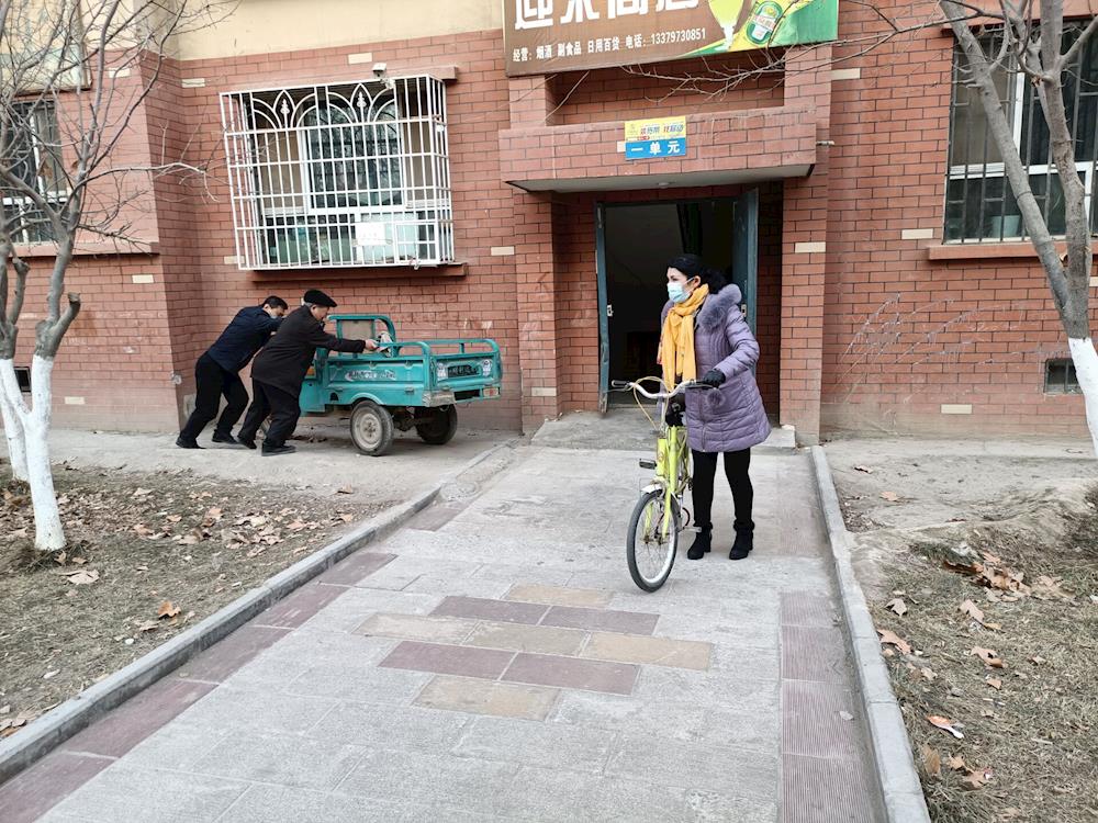 八团开展志愿服务活动规范非机动车辆停放