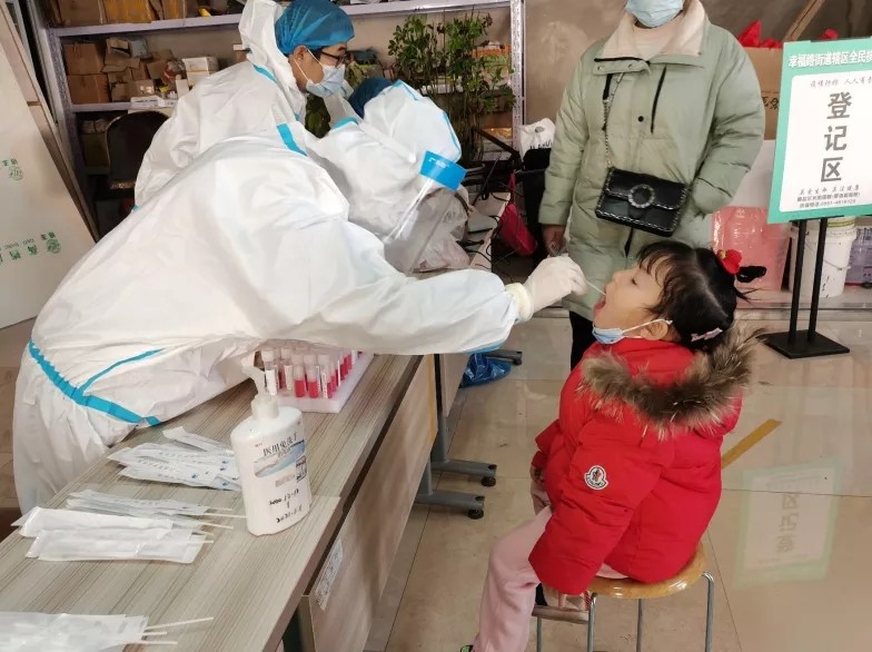 幸福路街道：率先使用“一师健康行”试点核酸采样工作取得实效