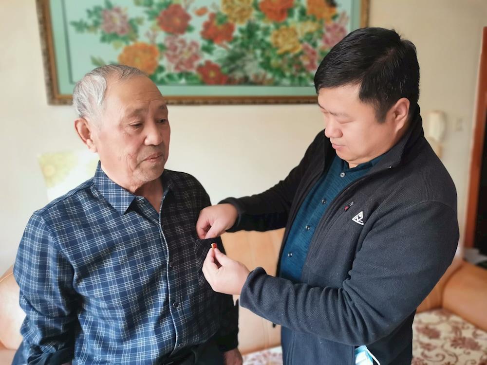 青松路街道看望老党员聆听党史故事