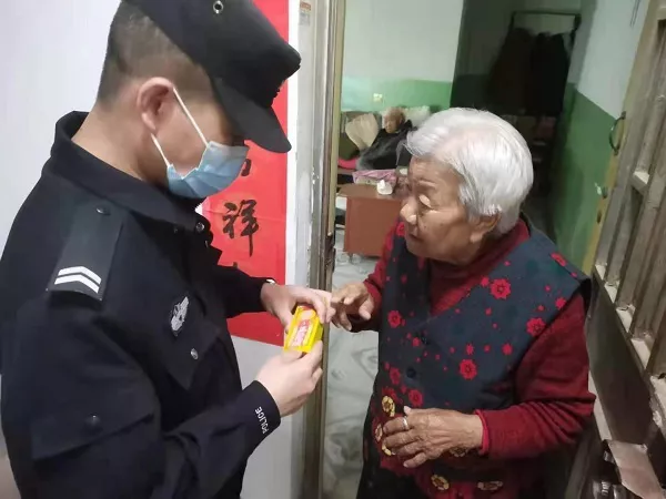 【我为群众办实事】一支药膏的温度