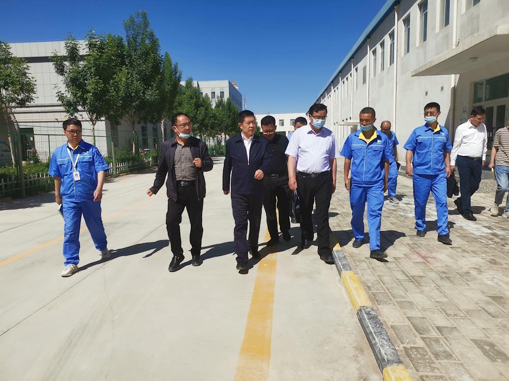 第一师阿拉尔市党委常委、副师长胡三虎带队调研安全生产工作