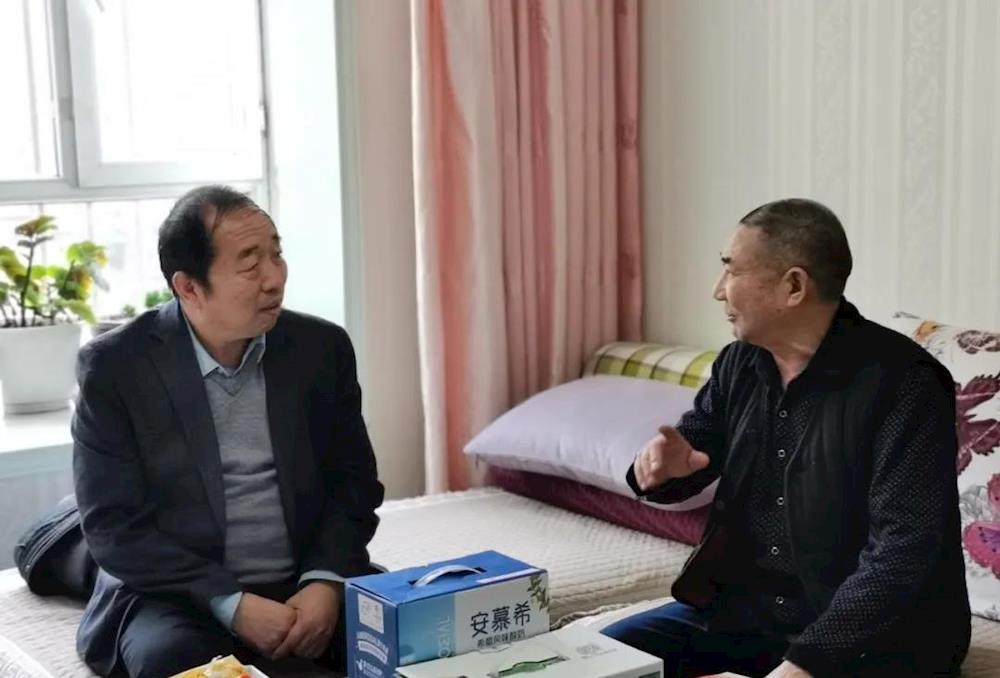 十四团在元旦前夕慰问离退休老干部