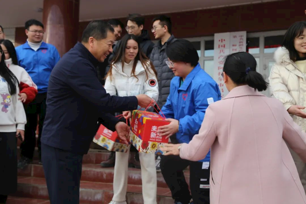 十团开展西部计划志愿者新春慰问