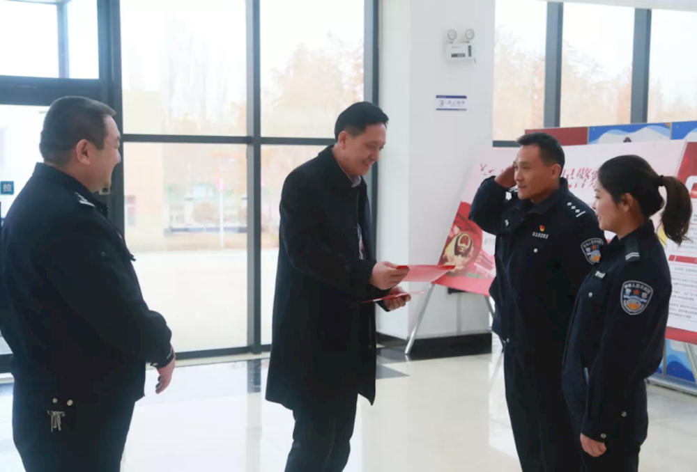 师市总工会一行赴师局开展向因公牺牲伤残等公安民警家庭送温暖活动
