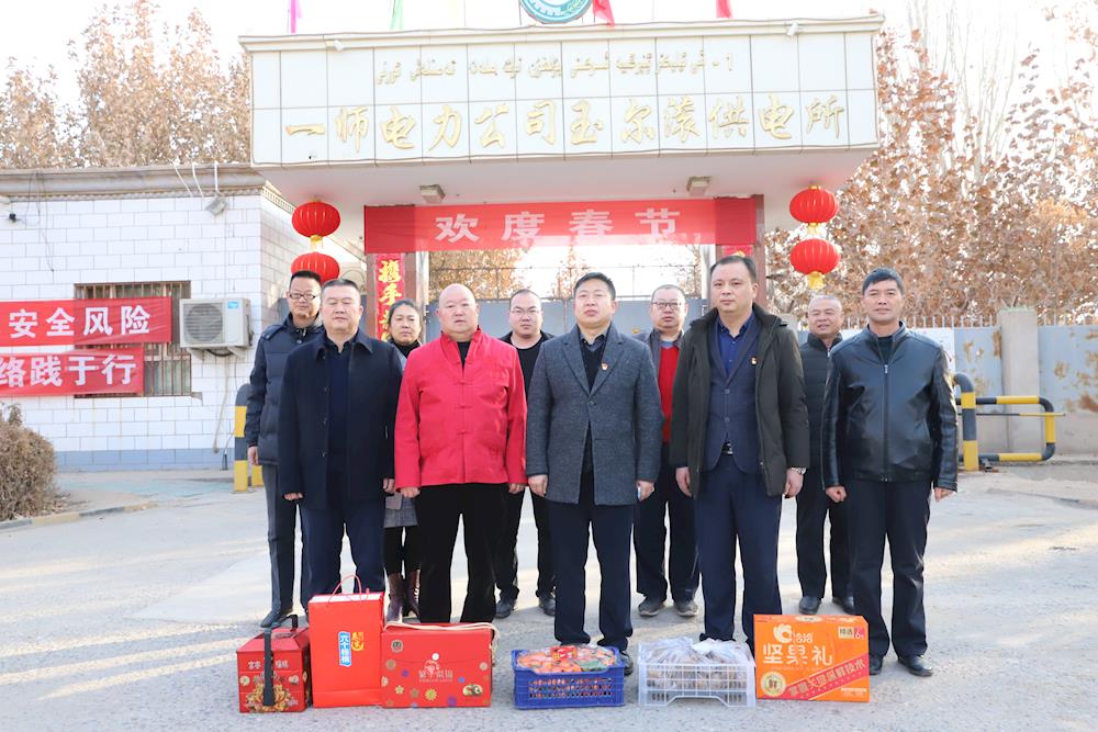五团沙河镇党委看望慰问大年初一坚守岗位人员