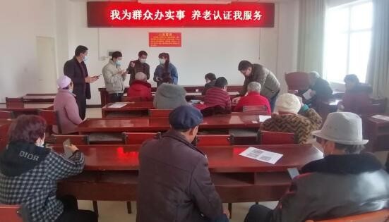 十一团社保所：延伸服务进社区，开展退休认证上门服务