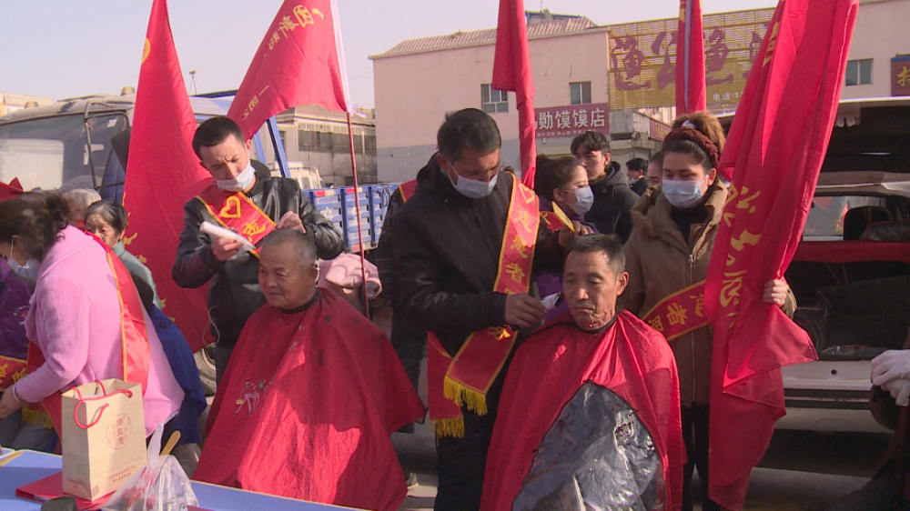 学习雷锋在行动 志愿服务暖人心