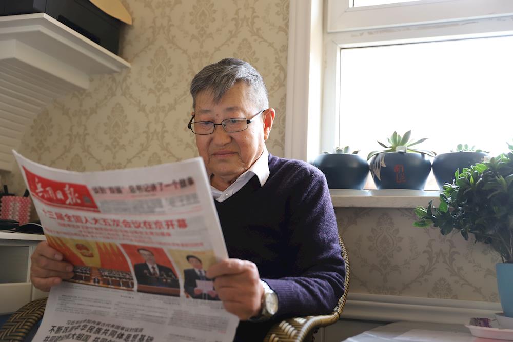 五团老党员银发工作室成员深入学习两会精神
