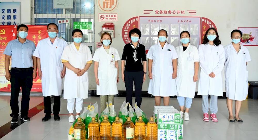 致敬“白衣战士”——十三团开展医师节慰问活动