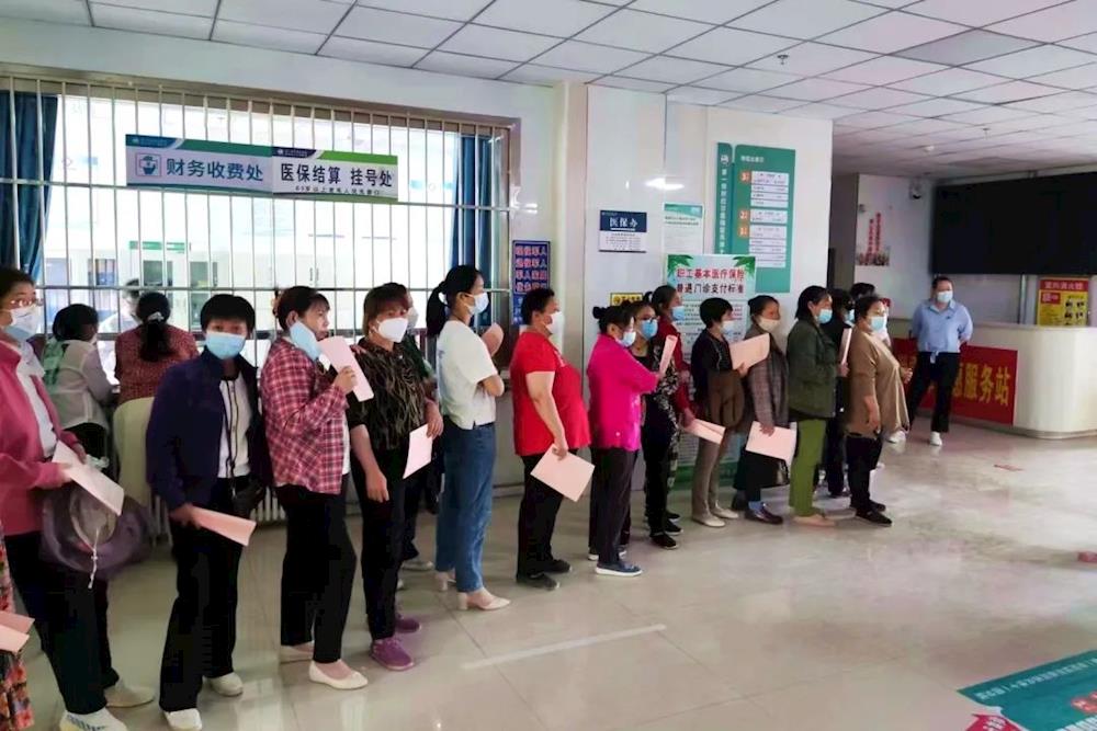 十一团开展适龄妇女“两癌”免费筛查工作