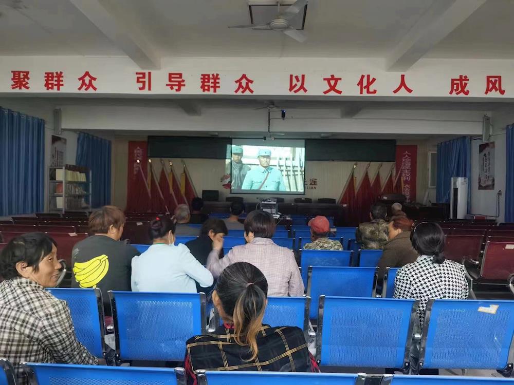 公益电影放映点亮团镇连队文化生活