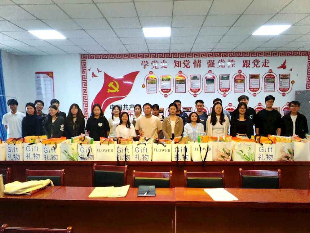 十一团召开2023年西部计划志愿者中秋座谈会