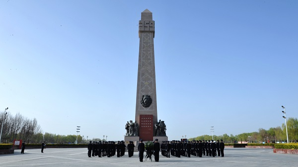 第一师阿拉尔市公安机关组织开展清明节主题纪念活动