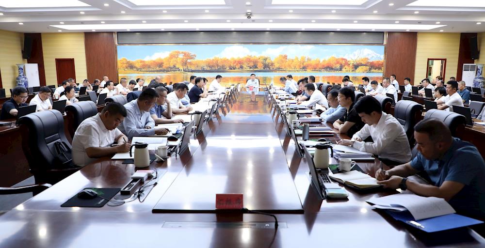十二届师市党委常委会召开会议