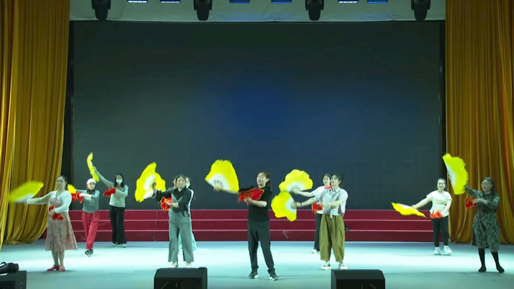 阿拉尔市文化图书馆赴一团开展文化文艺下基层活动