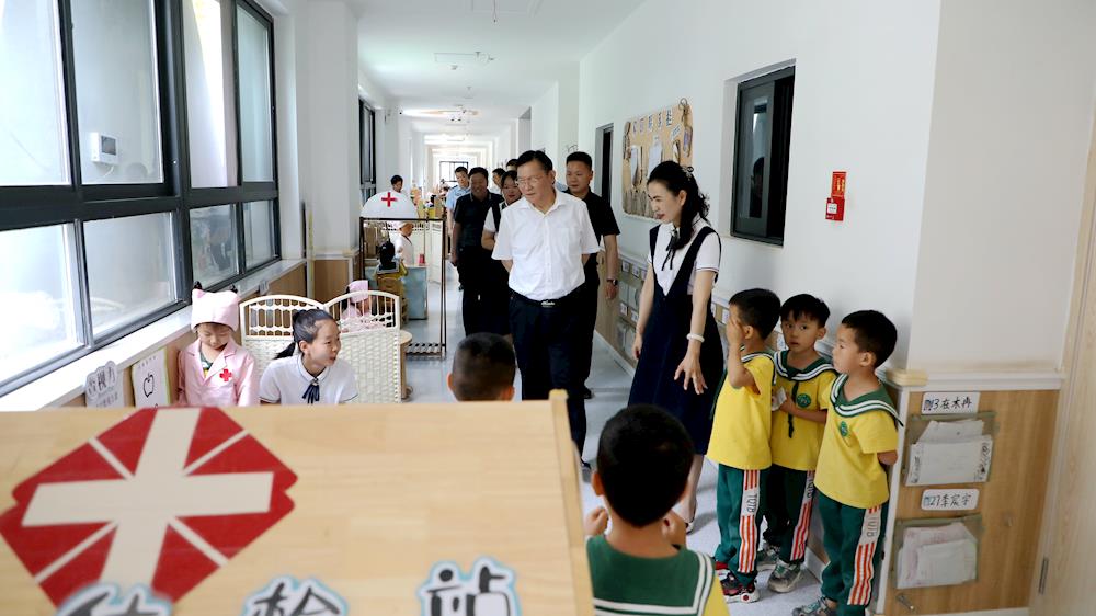 师市党委书记、政委丁翊强调研教育教学和高考准备工作