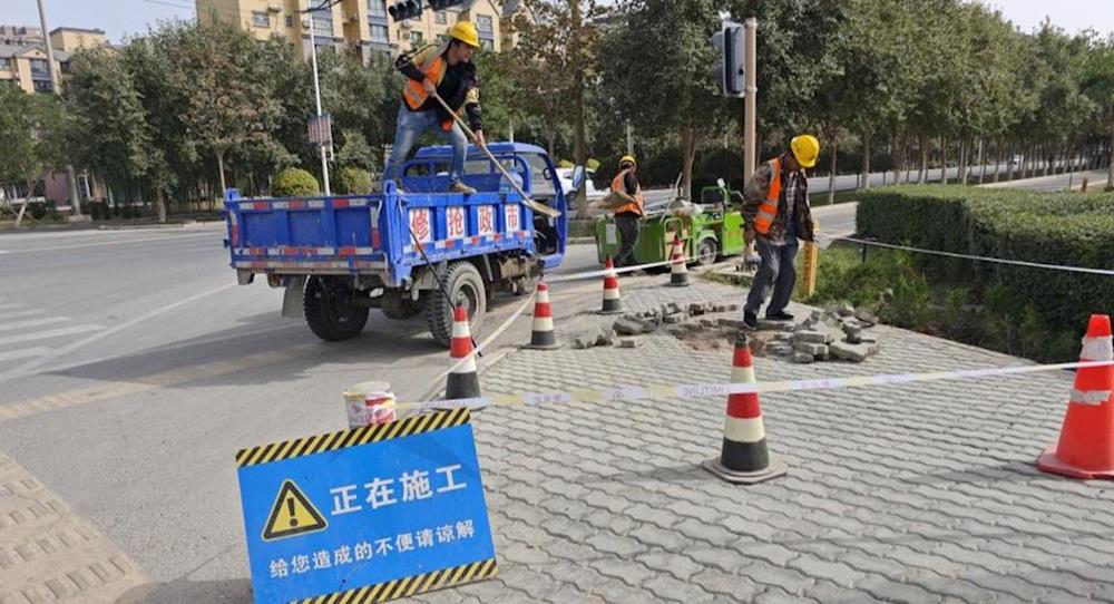 路面坑洼存隐患 市政维护解风险