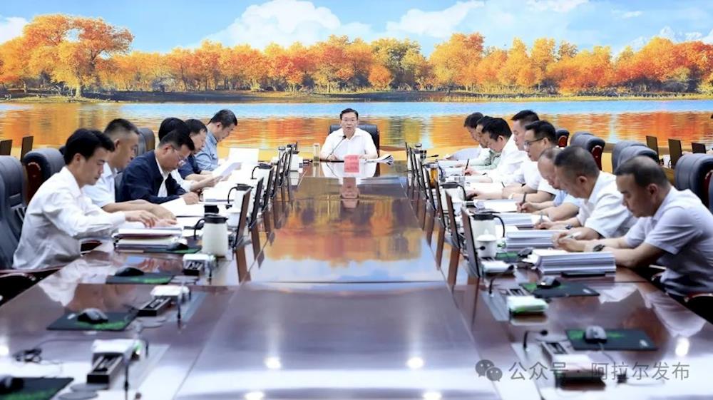 十二届师市党委常委会召开会议