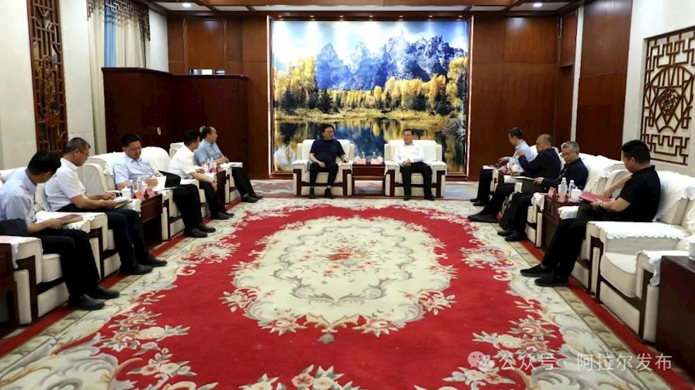 丁翊强会见十一师党委书记、政委侯国俊一行