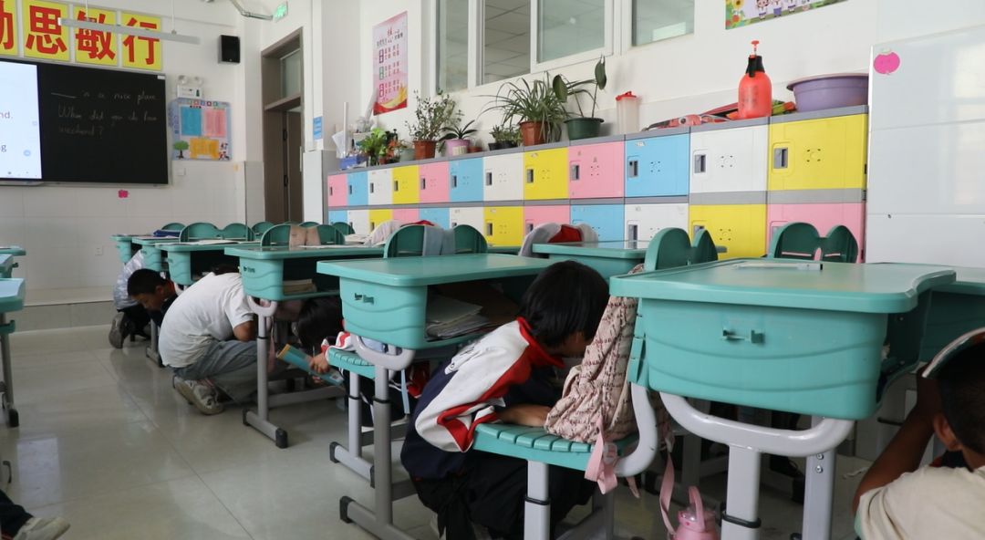 四团小学开展地震应急演练 筑牢安全生产月校园安全防线