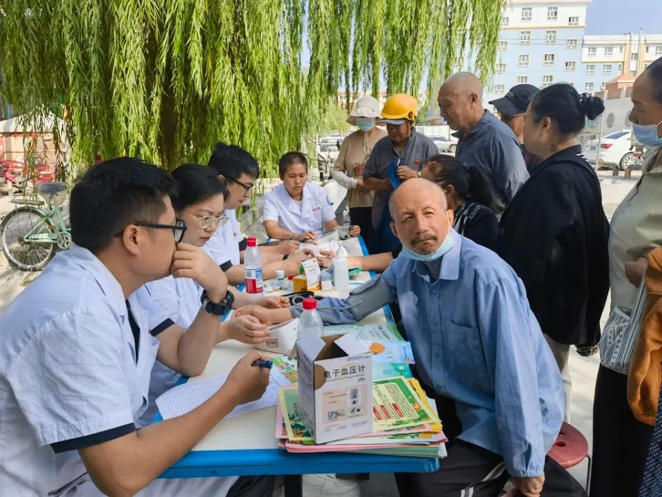 一团便民服务中心、希望路社区联合团医院开展以“预防残疾 守护健康”为主题的宣传教育活动