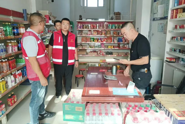 十二团南岸社区开展“拆窗破网”专项行动