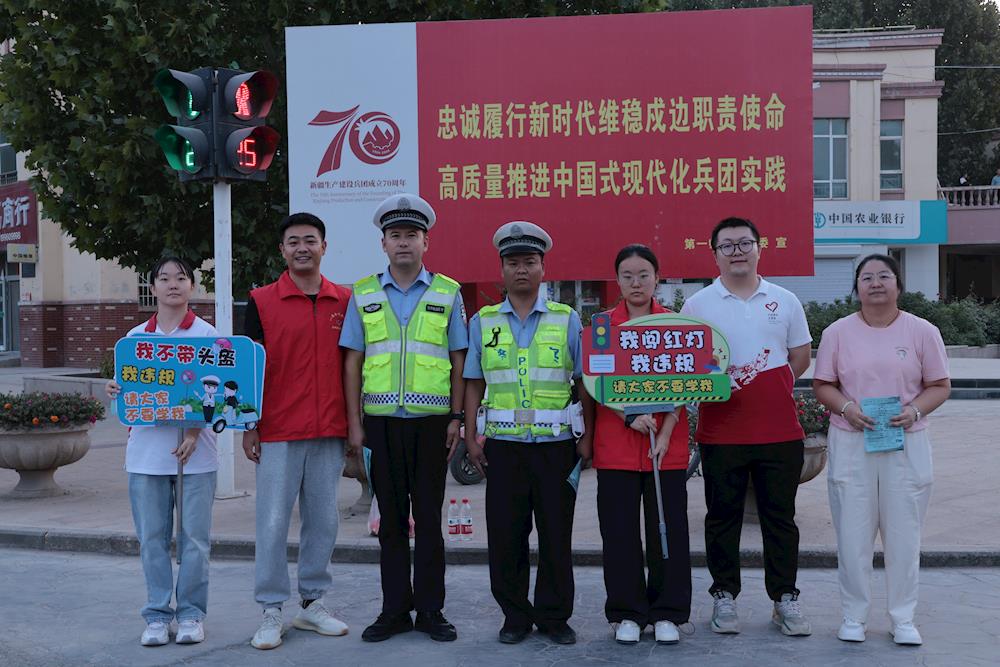 情系基层，致敬一线！八团团委组织开展慈善周宣传活动，用行动传递爱心