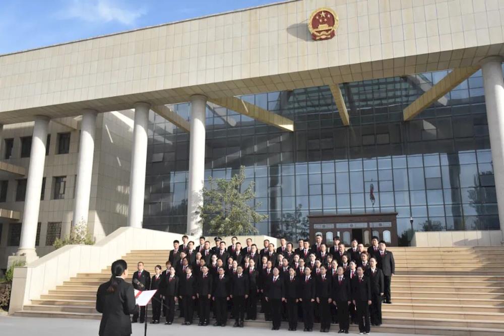 法徽耀红旗 忠诚铸华章 第一师中级人民法院举行迎国庆升旗仪式