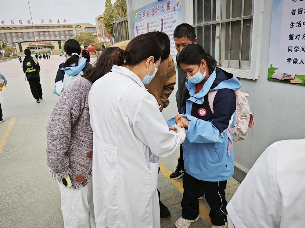 筑牢校园健康防线，入学校督导检查 公共卫生工作