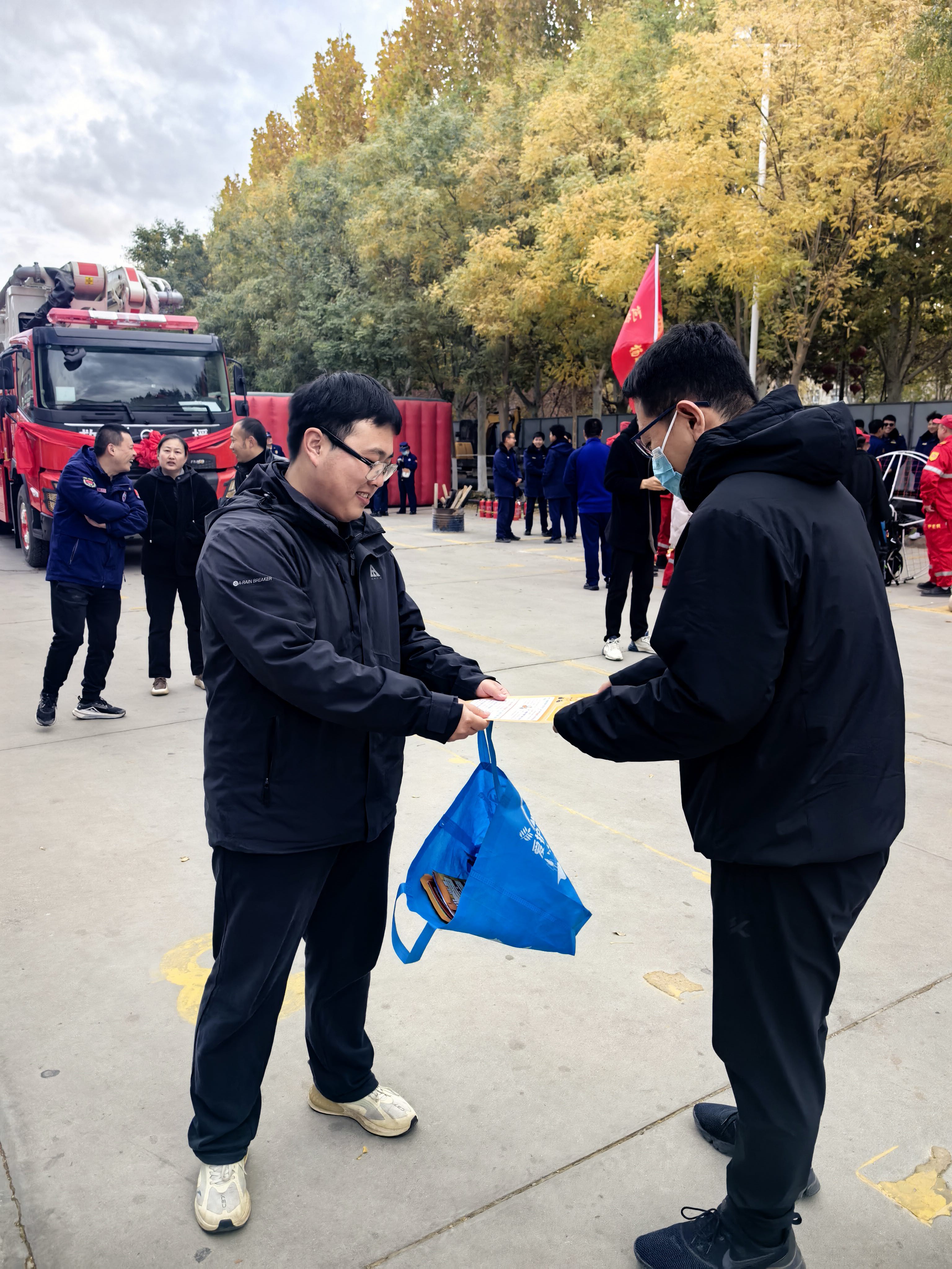 紧扣“全民消防 生命至上”主题 师市水利局深入开展消防安全月活动