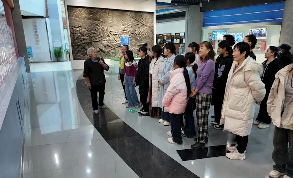 新时代文明实践 | 党建引领暖童心 六团“知心奶奶”用陪伴护航花季成长