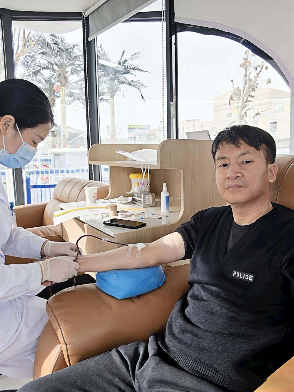 警徽映热血 生命紧相连     ——塔门监狱朱立波同志紧急献血救助AB型血产妇 