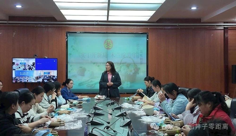 二团妇联开展“实干开新局 木兰绽芳华”手工包制作活动