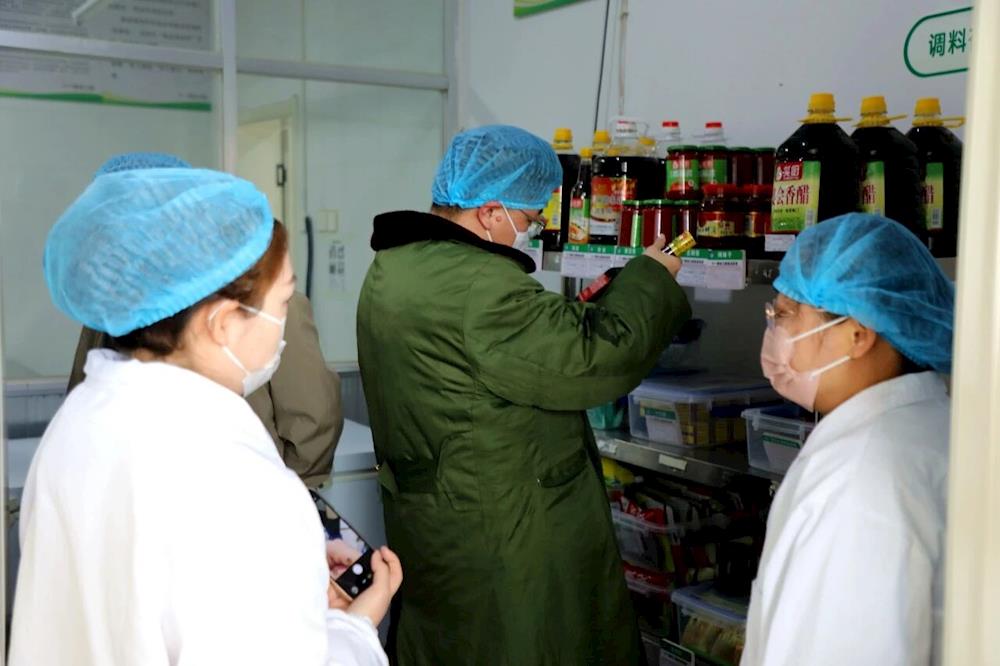 十一团开展校园食堂食品安全专项检查 护航开学季