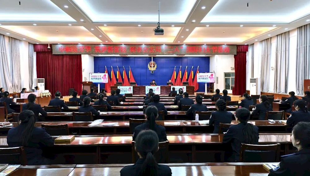 从榜样故事到非遗手作——第一师阿拉尔市公安局为女警送上别样“三八”礼物