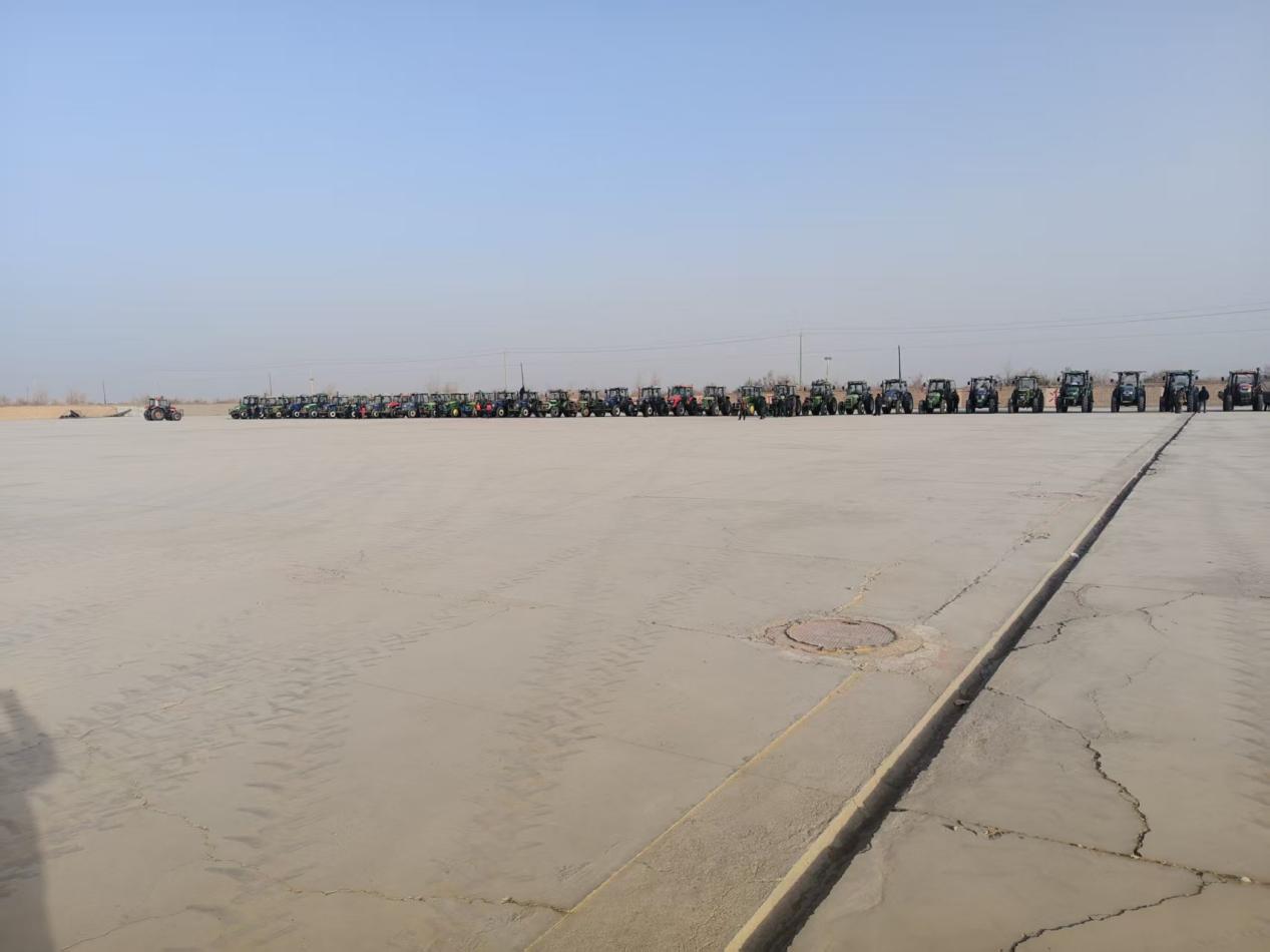 场地开放显担当，服务农户保安全  鹏硕棉业腾出堆场助力农机年检“最后一公里”