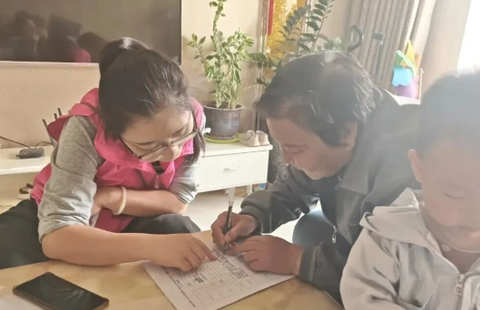 暖心服务解民忧 两癌救助暖人心—— 文明路社区协助居民申领两癌救助金