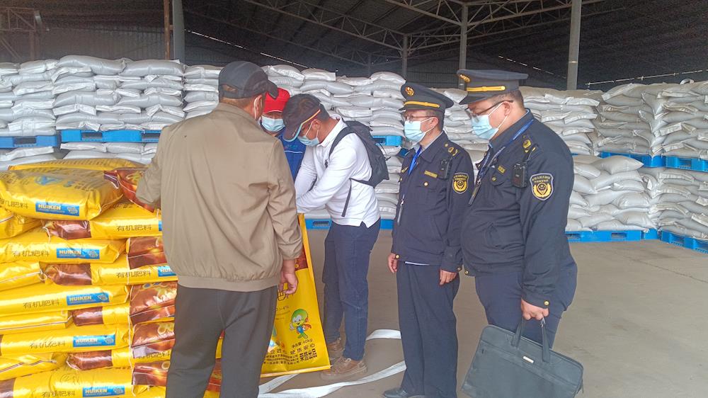第一师阿拉尔市市场监督管理局配合师市农业农村局开展生产领域有机肥质量监督抽查工作
