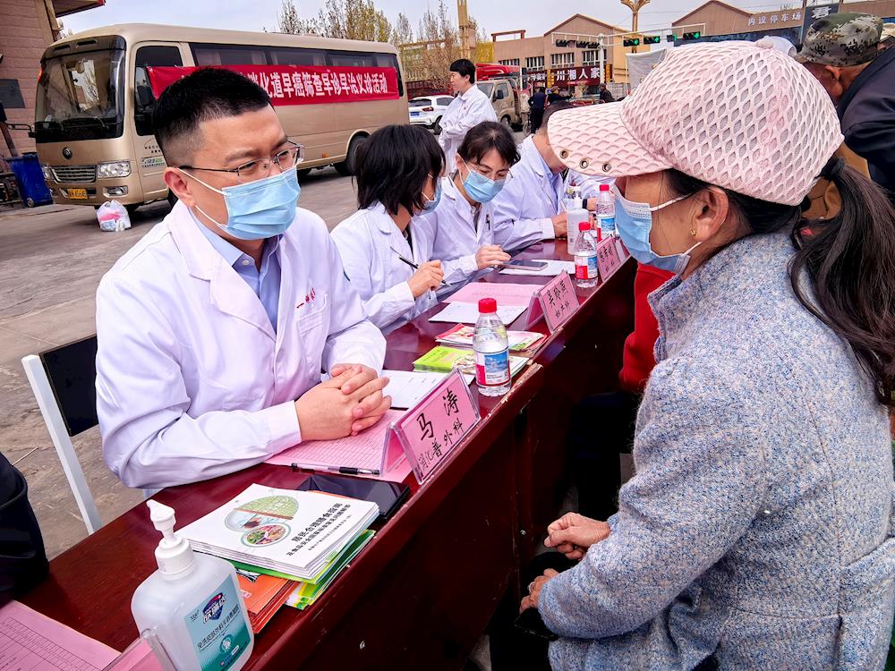 不跑远路、不挂号，五团农贸市场里来了一群“特殊医疗摊主”